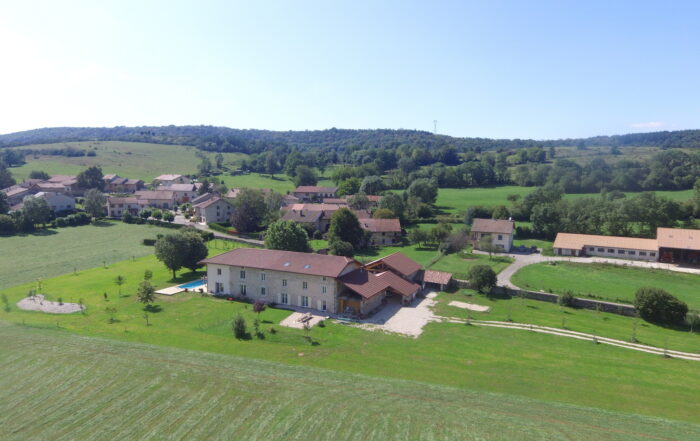 grand gîte confortable pour 15 à 23 personnes dans le Jura